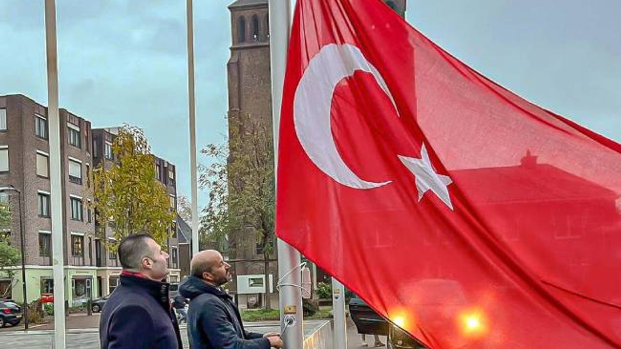 Hollanda’da Arnhem Belediyesi de Türkiye'ye destek için bayrak astı