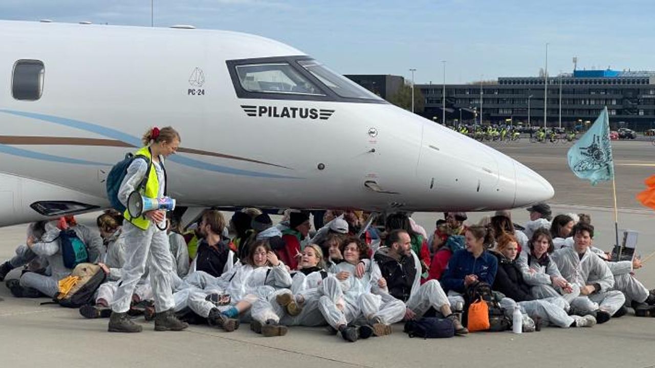 Hollanda’da iklim aktivistleri kendilerini Schipol Havalimanı’ndaki jetlere zincirledi