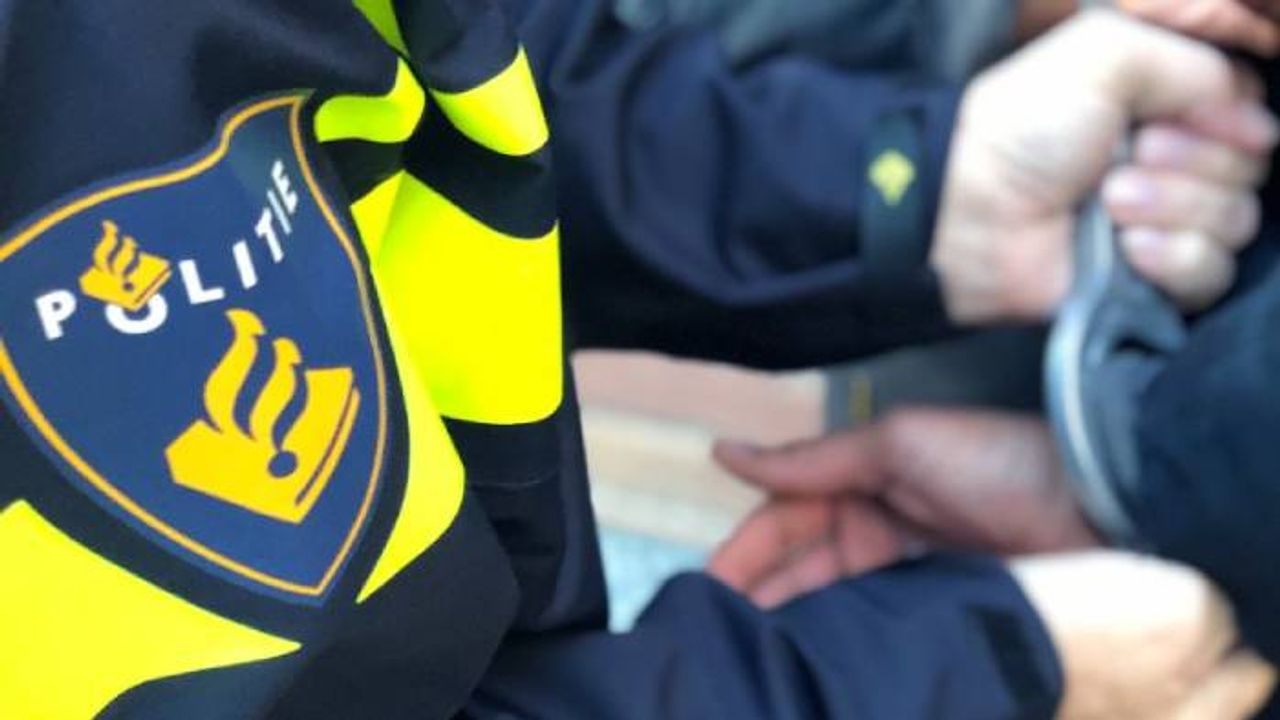 Rotterdam’da otobüse kaçak binmek isteyen genç, şoförü savunan yolcuyu bıçakladı