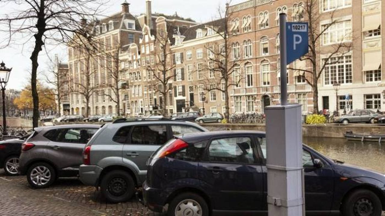 Denk Amsterdam'dan yüksek park ücretlerine karşı imza kampanyası