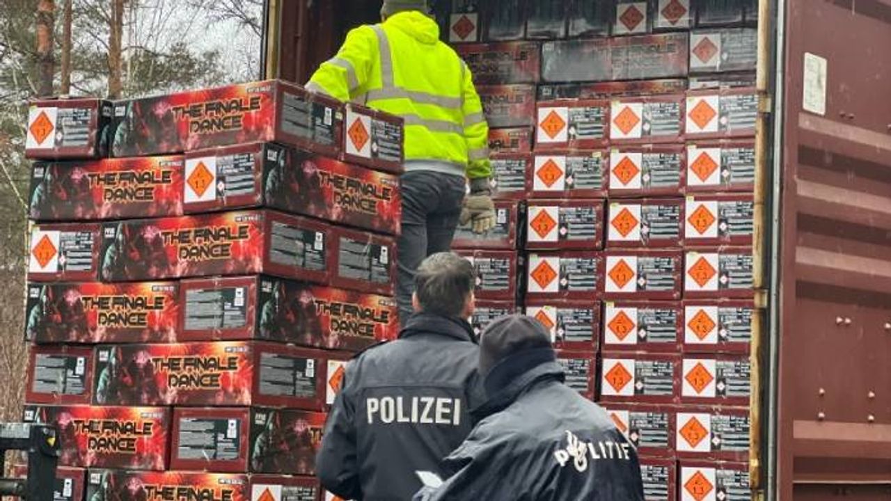 Hollanda ve Almanya polisi, 250 ton kaçak havai fişek ele geçirdi