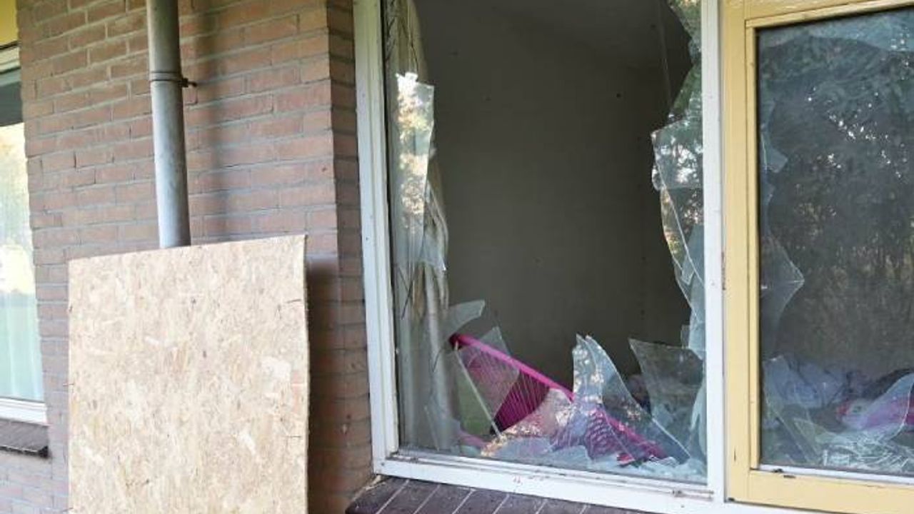 Hengelo’da bir kadın(30) evine atılan havai fişeğin patlaması sonucu bir elini kaybetti