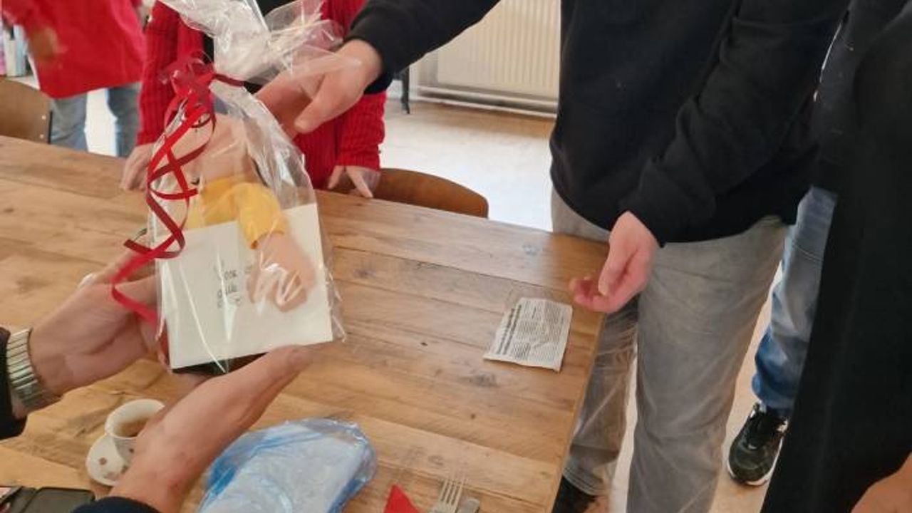 Schiedam’da bir hayırsever, dağıttığı 50 euroluk zarflarla, yoksul aileleri sevindirdi