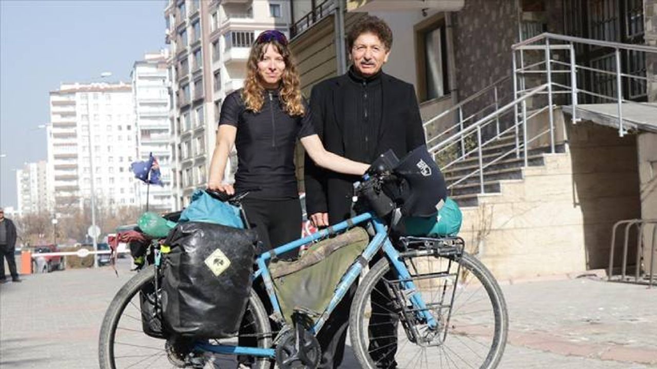 Türk babasıyla tanışmak için Almanya'dan Türkiye'ye pedal çevirdi