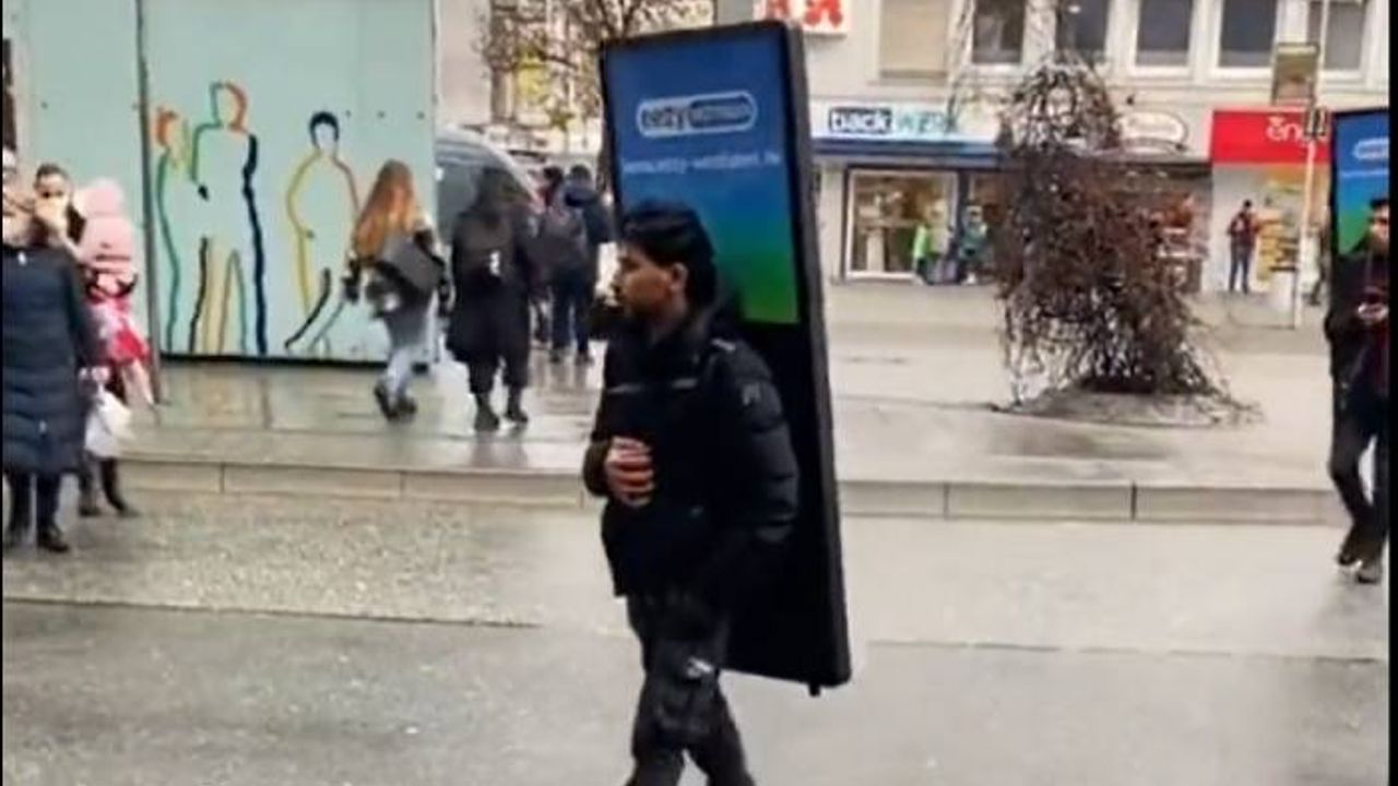 Almanya’da ‘yürüyen reklam panoları’ sosyal medyada tartışma yarattı