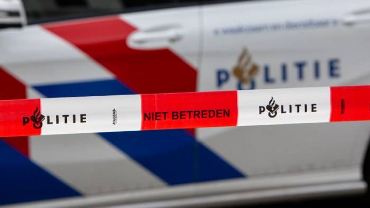 Rotterdam’da viyadükten atlayan kişi polis aracının altında kalarak can verdi