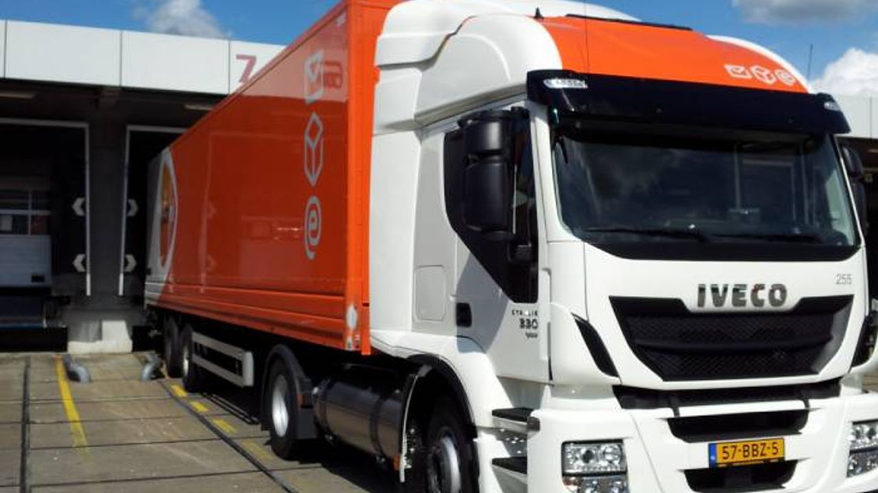 Hollanda'da PostNL kamyon şoförleri greve gitti, paket teslimatları gecikecek