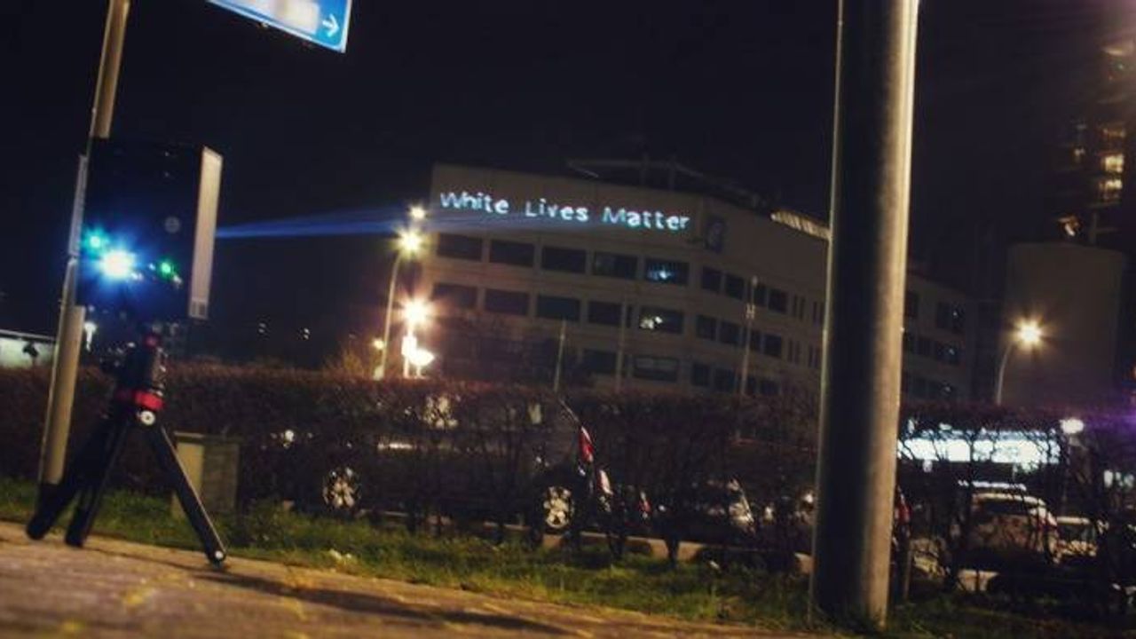 Hollanda’da Neo Nazilerden ikinci eylem: Venlo’da bir binaya ırkçı slogan yansıtıldı