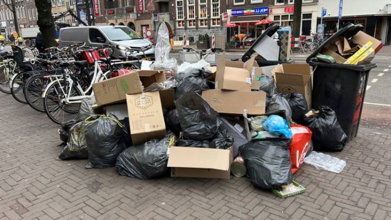 Hollanda'da grev nedeniyle sokaklar çöp yığınlarıyla doldu