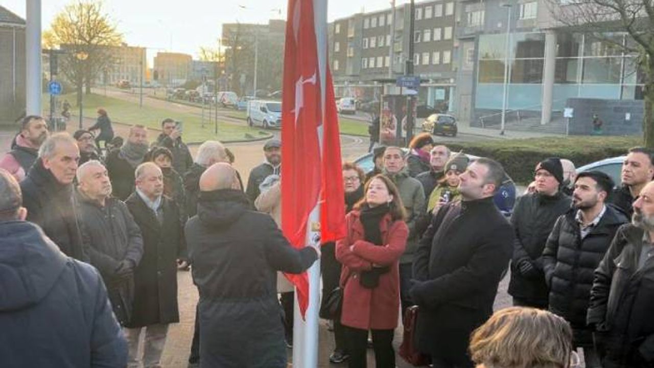 Arnhem Belediyesi Türk bayrağı göndere çekip, yarıya indirdi