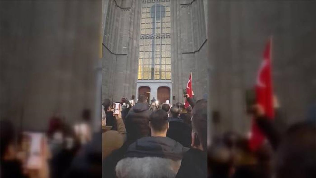 Arnhem’de kilise önünde, depremlerde hayatını kaybedenler için sela okundu