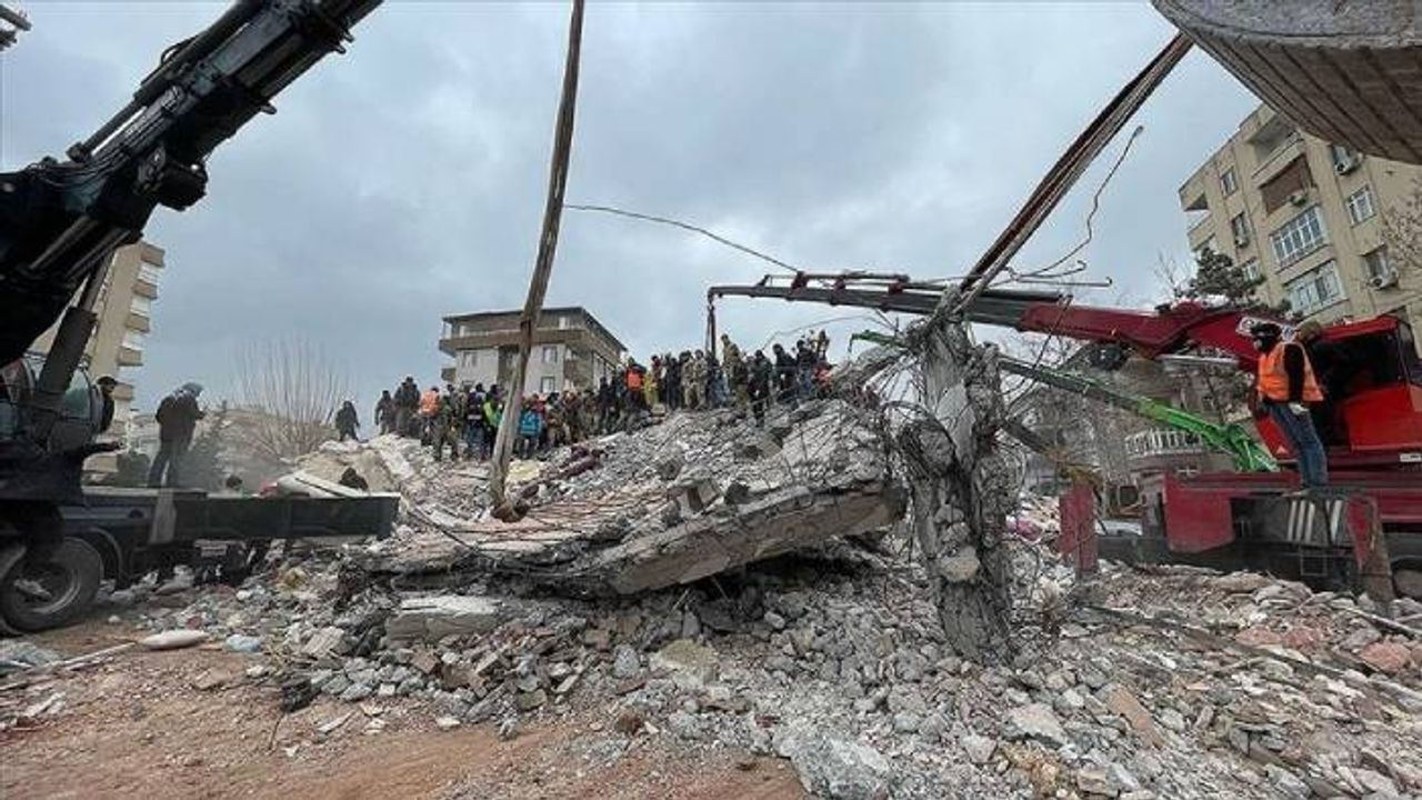 Türkiye'yi yıkan deprem: Ölü sayısı 3 bini geçti, on binlerce yaralı var!