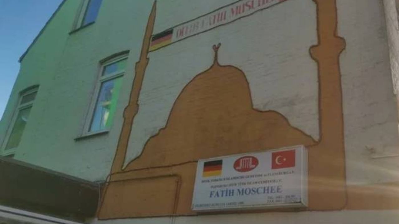 Almanya'da ırkçı kadın, camideki çocukları öldürmekle tehdit etti