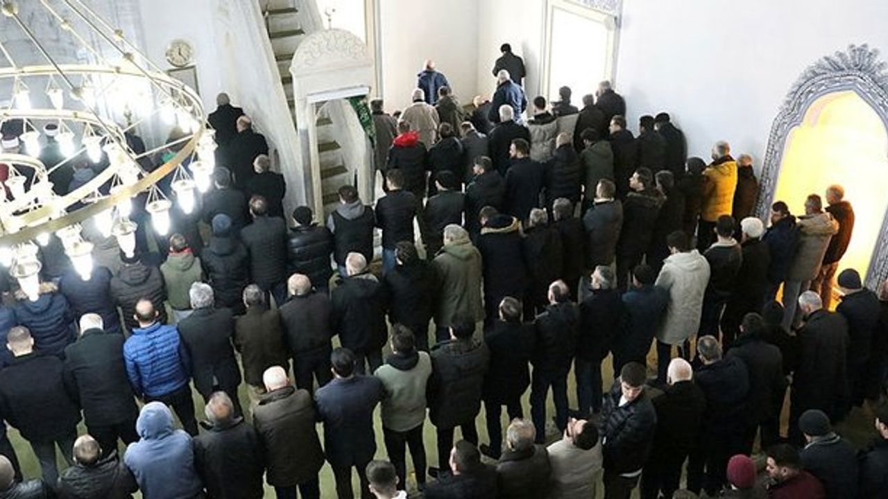 Hollanda'da depremde yaşamını yitirenler için gıyabi cenaze namazı kılındı