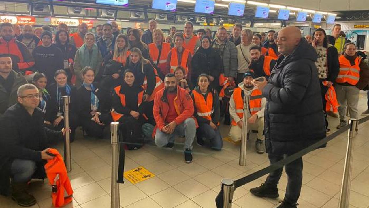 Hollanda’dan 180 kişilik Türk gönüllü grubu Türkiye’ye gitti