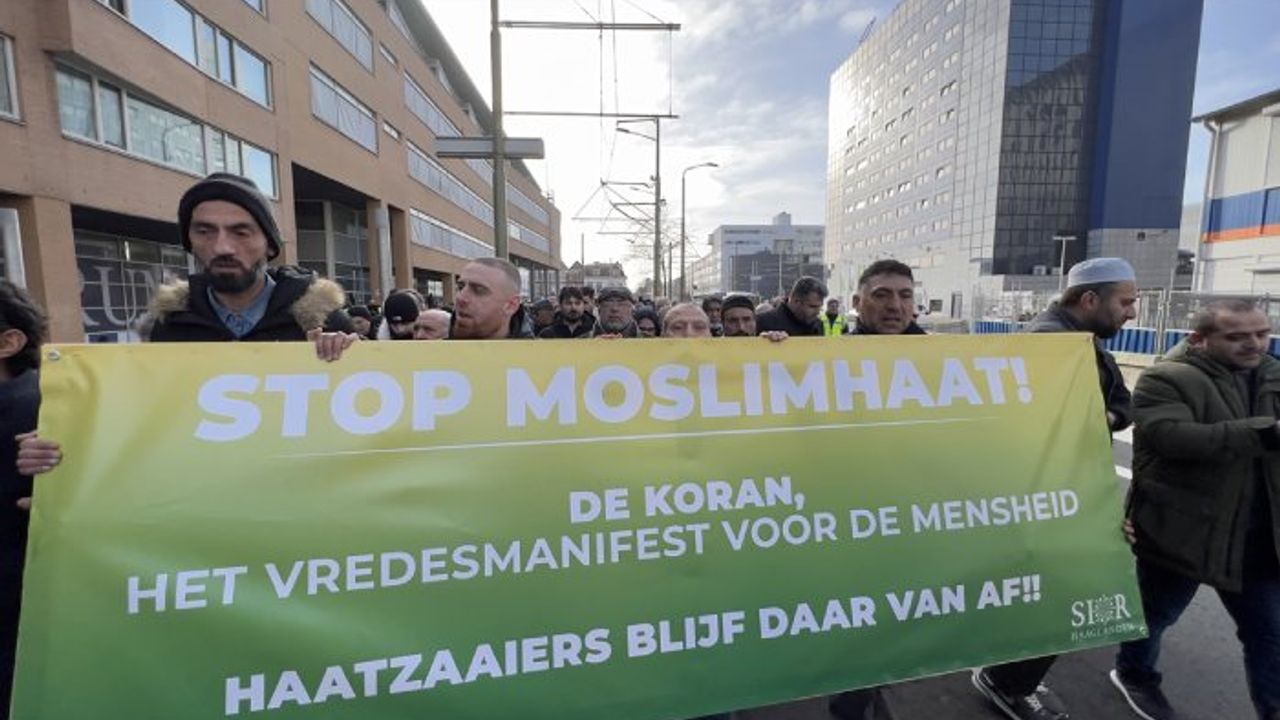 Hollanda’da yüzlerce Müslüman Kur'an-ı Kerim yırtılmasını protesto etti