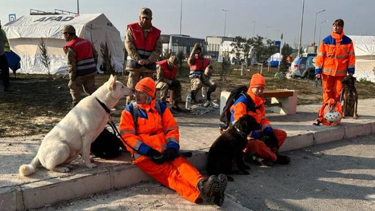 Hollanda’dan giden ikinci ekip 184. saatte bir kızı(13) enkaz altından canlı çıkarttı