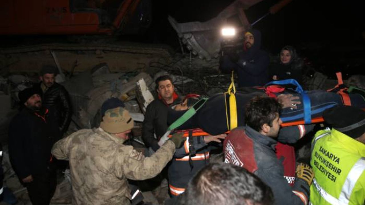 Üç kişilik aile depremden 73 saat sonra enkazdan sağ kurtarıldı