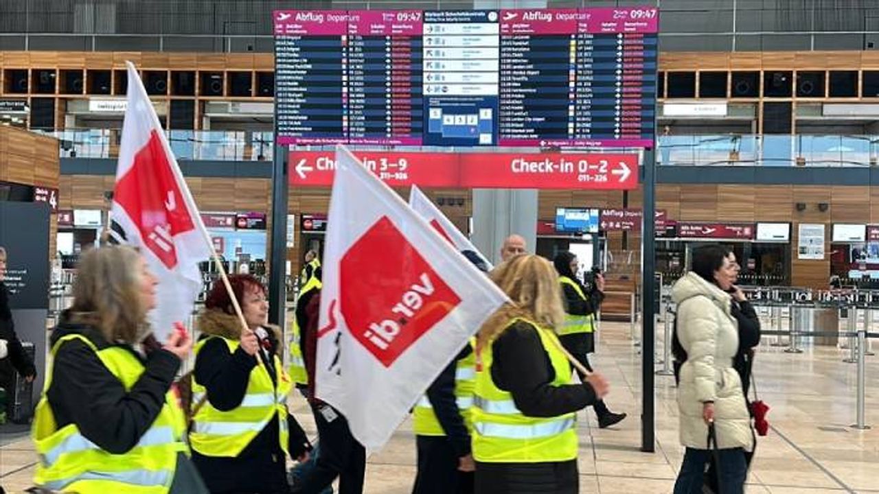 Almanya’da 4 havalimanında grev, yüzlerce uçuş iptal oldu