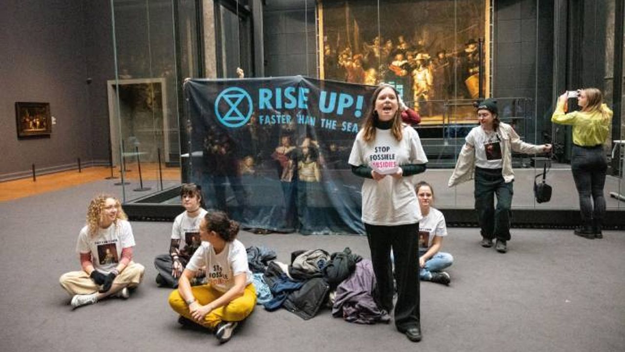 Hollanda'da çevreci gençlerden Amsterdam Rijks Müzesi'nde 'fosil yakıt' eylemi