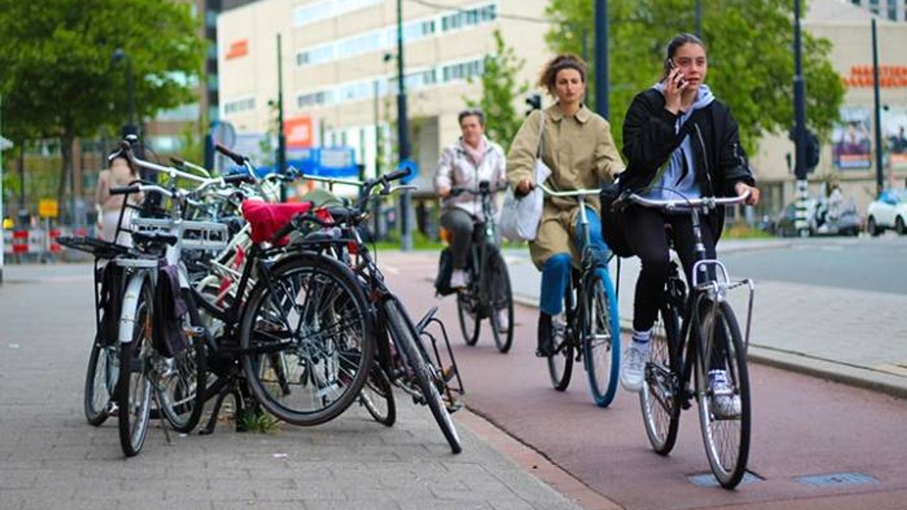 Hollanda’da bisikletle işe gidenlerin sayısı giderek artıyor