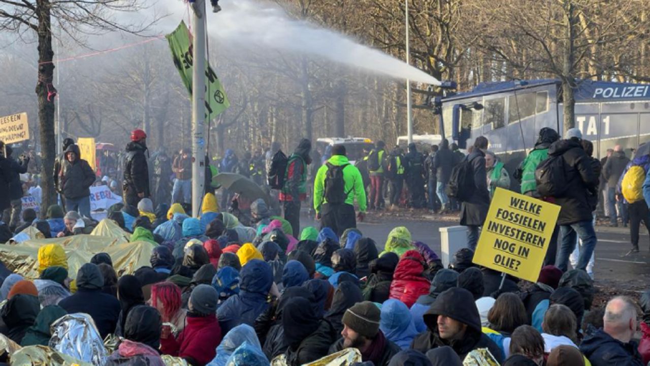 Hollanda'da polis yolu kapatan çevrecilere tazyikli su ile müdahale etti