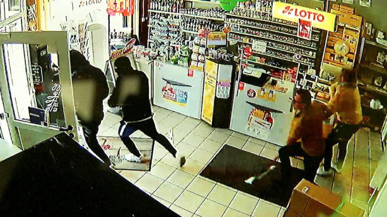 Almanya’da Türk büfeci, dükkana giren hırsızları süpürge sapı ile kovaladı!