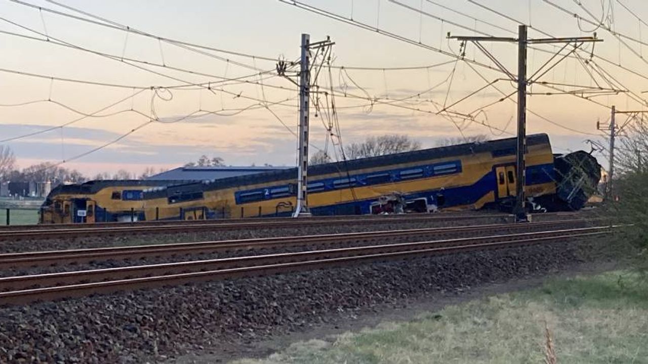 Hollanda'da tren kazası: Bir kişi öldü, 19 kişi yaralandı