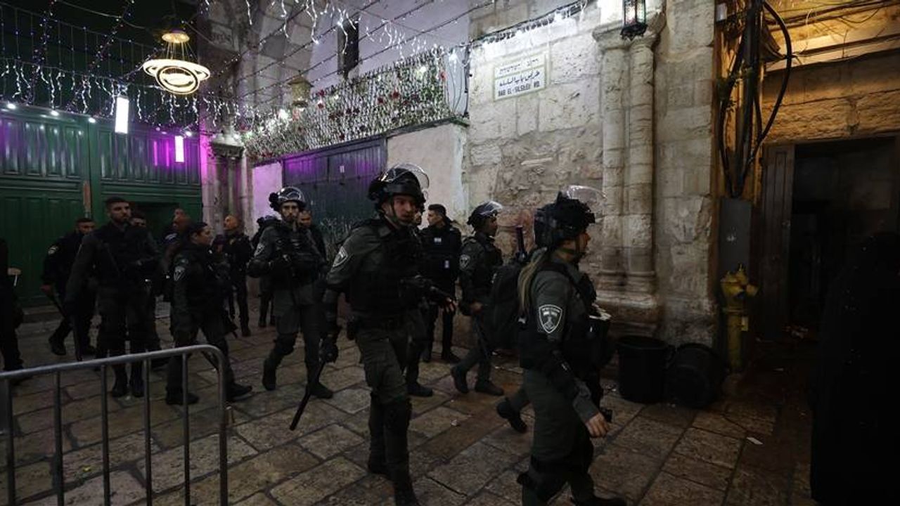 İsrail polisinden Mescid-i Aksa'ya baskın: 200 Filistinli gözaltına alındı