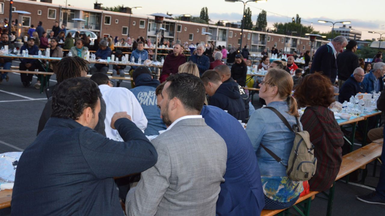Hollanda'da Albert Heijn 5 şehirde 3 binden fazla kişi için sokak iftarı düzenledi