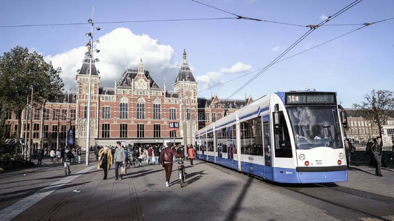 Amsterdam'da düşük gelirli ailelere ücretsiz toplu taşıma bileti