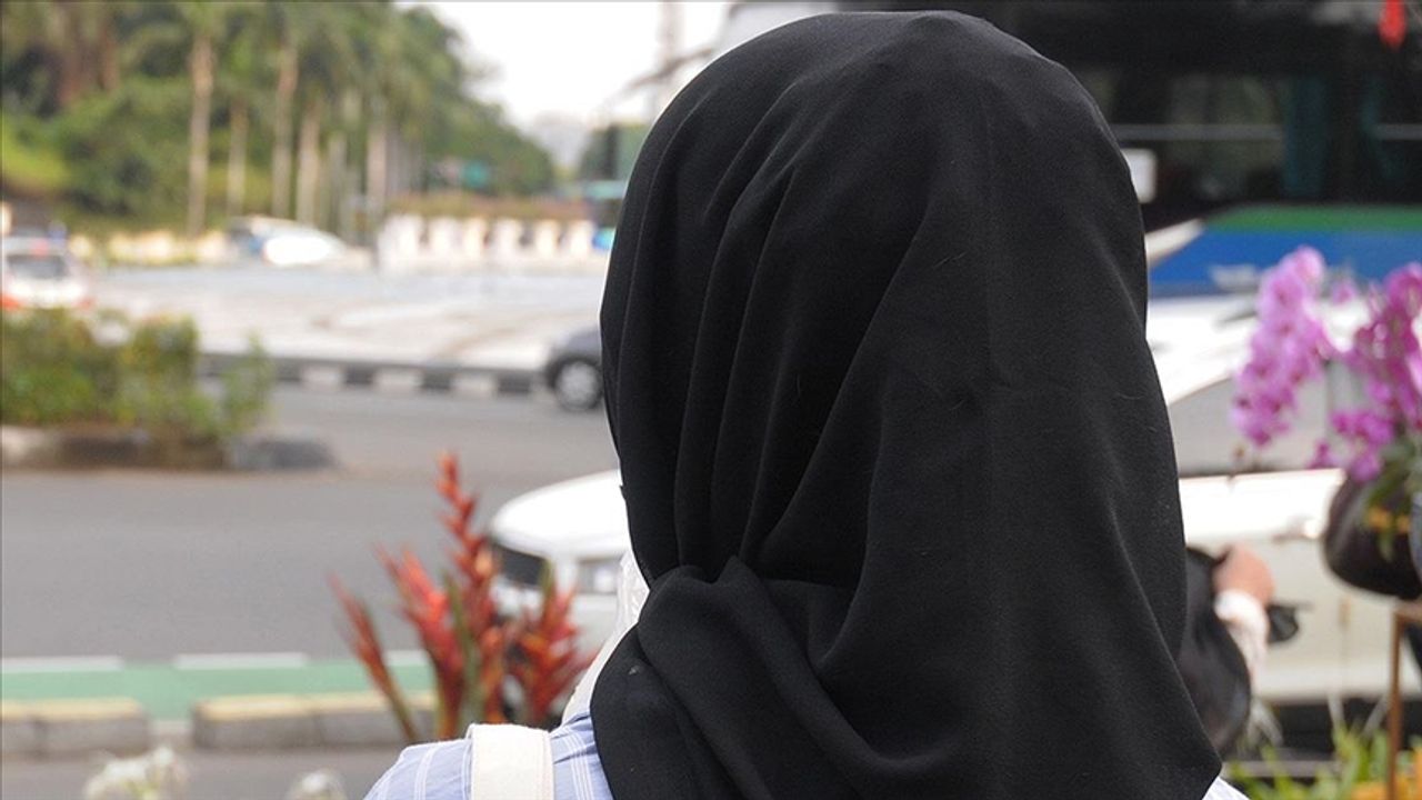 Berlin'de başörtülü Müslüman bir kadın saldırıya uğradı