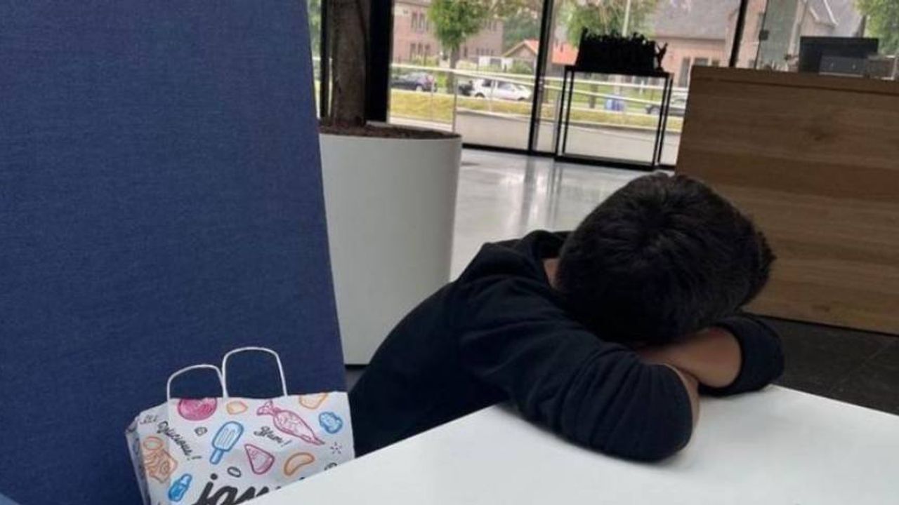 Hollanda'da depremzede olduğunu söyleyen bir Türk çocuğu  (5) sokakta yalnız halde bulundu
