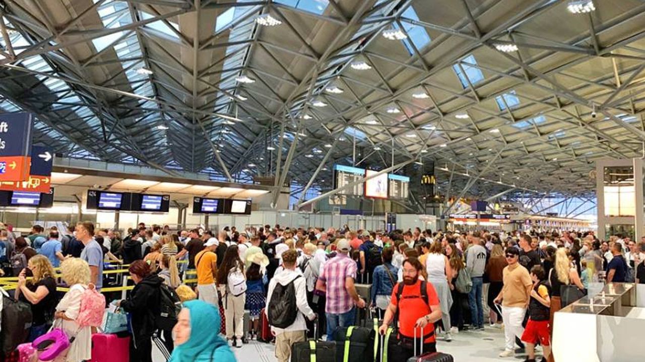 Almanya’da havalimanlarında yoğunluk uyarısı