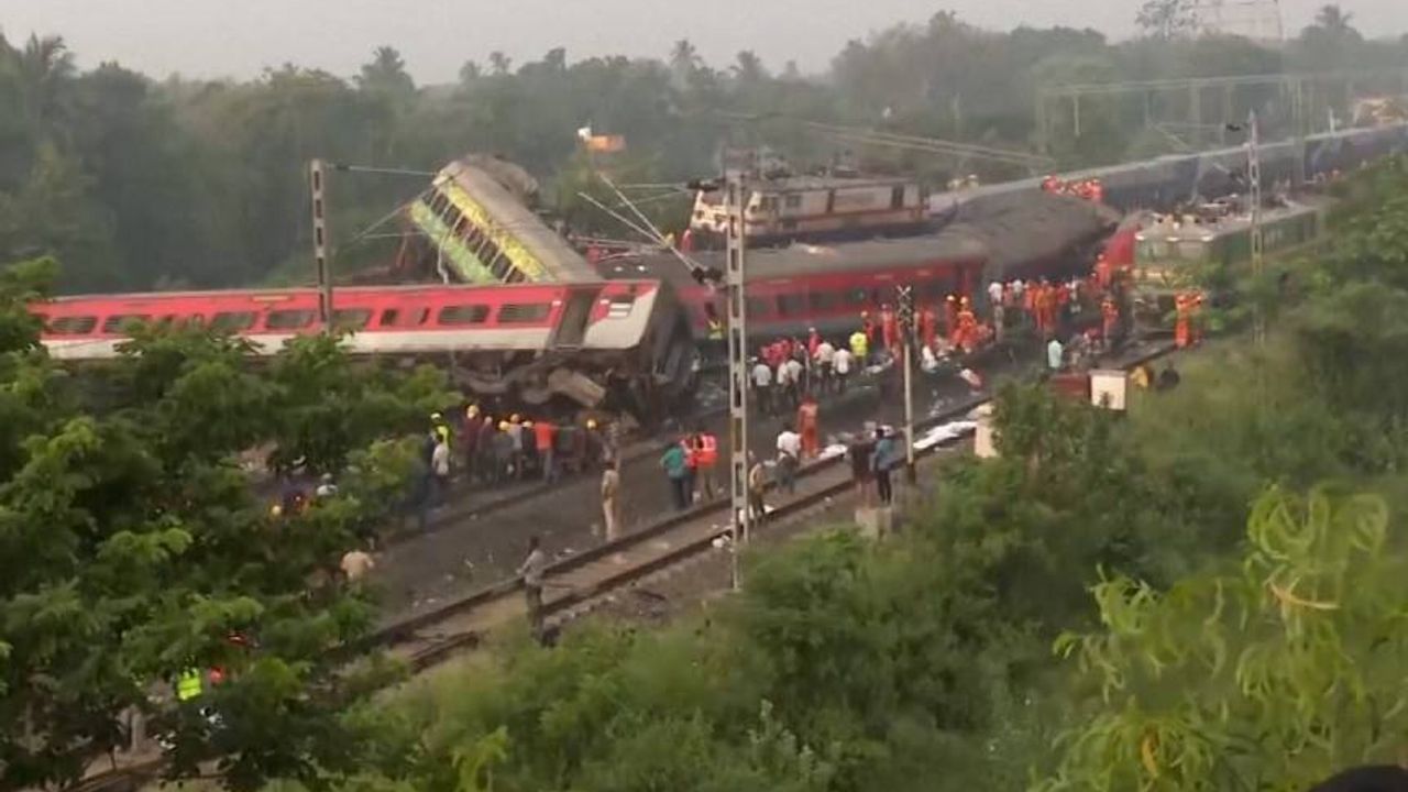 Hindistan'da feci tren kazası: Yüzlerce ölü ve yaralı var!