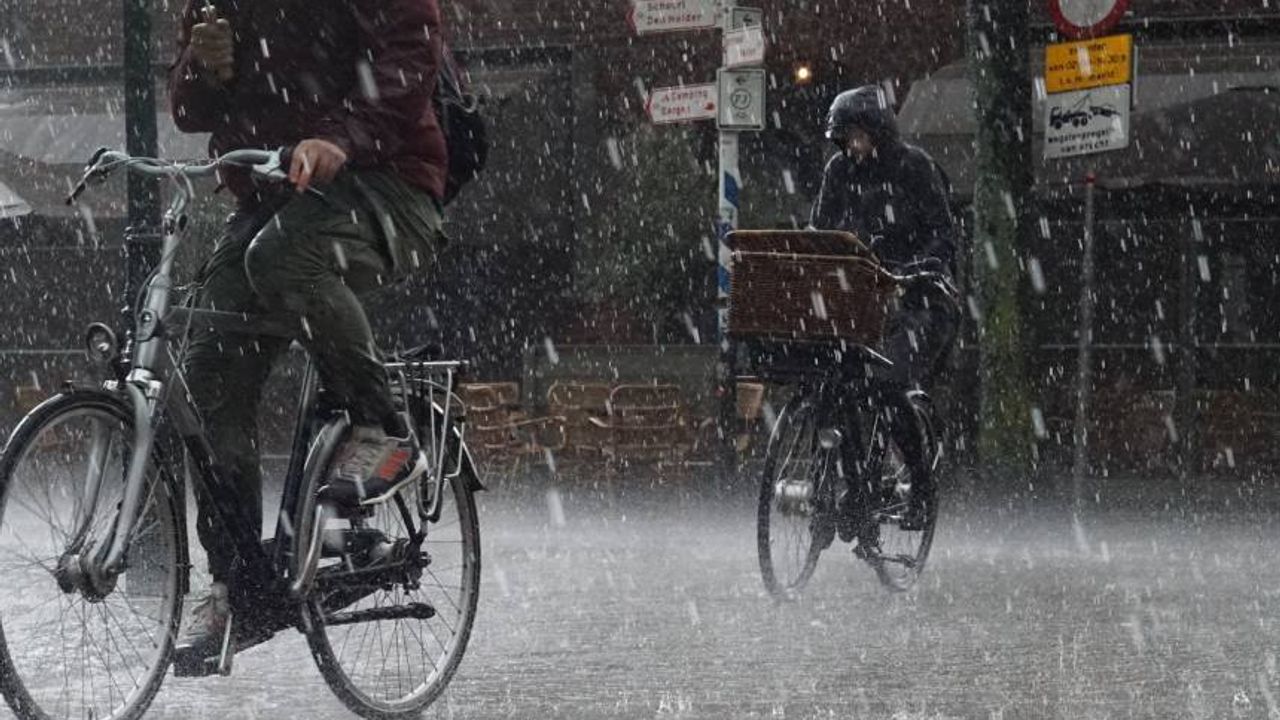 Hollanda genelinde Salı günü için şiddetli yağış uyarısı