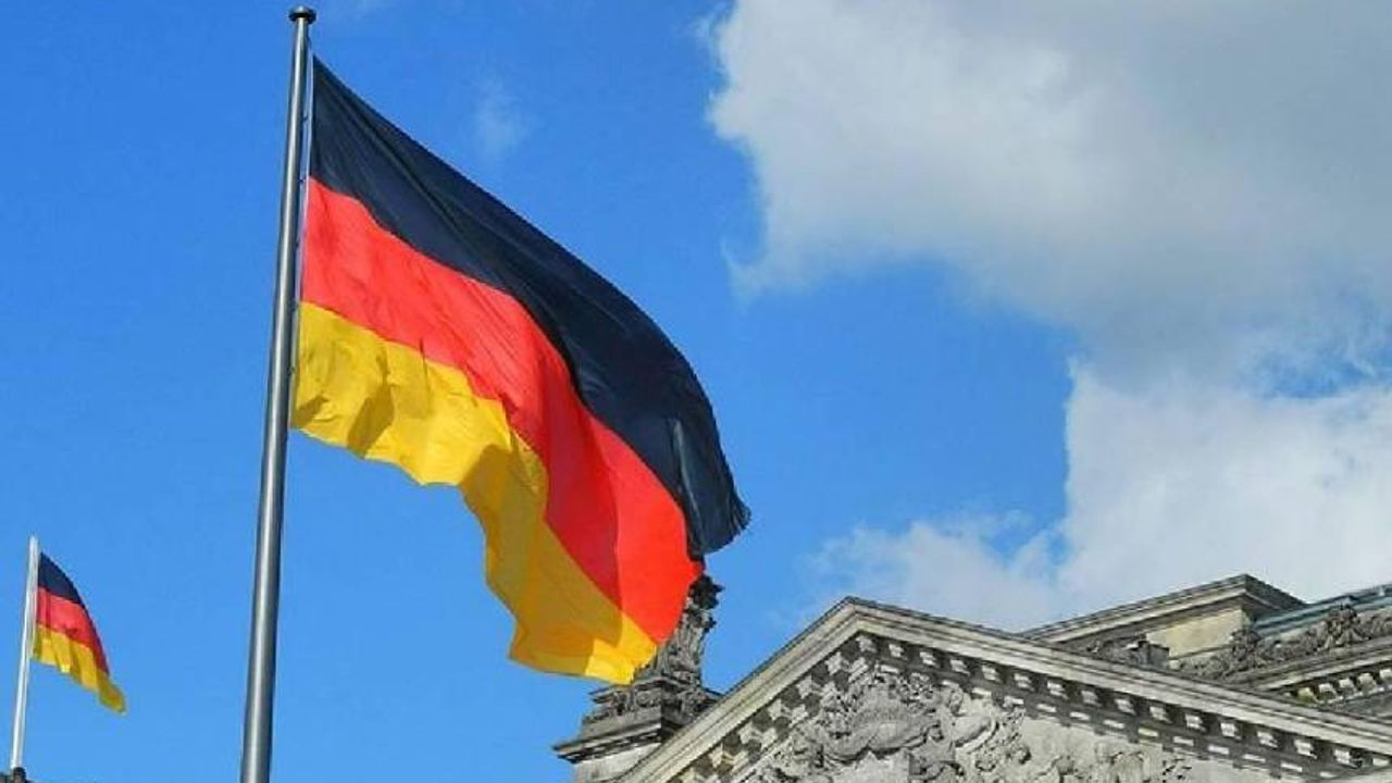 Almanya'da bir ilk: Aşırı sağcı AfD'li siyasetçi belediye başkanı seçildi