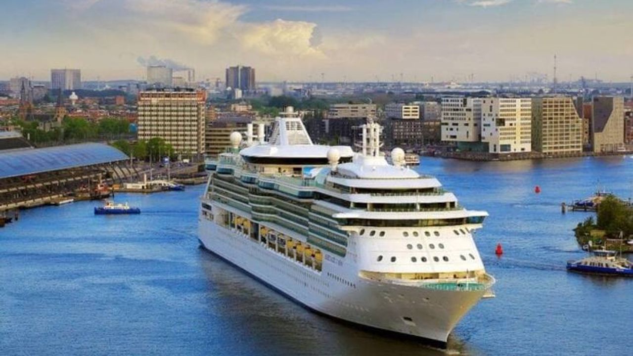 Amsterdam turist sayısını azaltmak için büyük yolcu gemilerini yasakladı