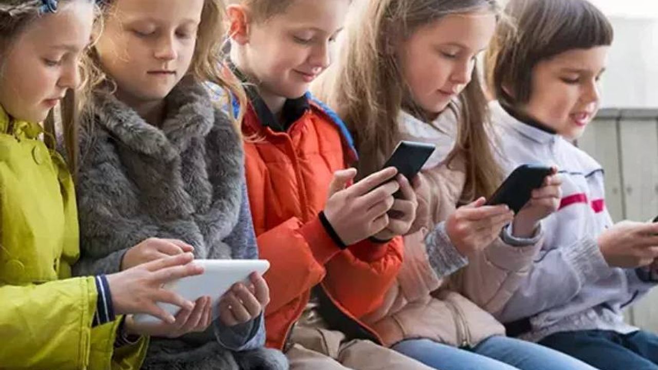 Hollanda'da öğrencilerin okulda telefon kullanımı yasaklandı