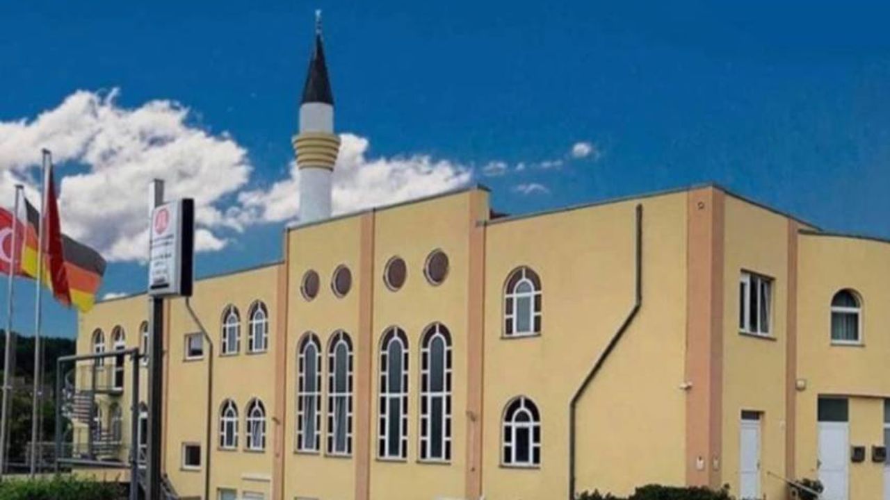 Almanya’da çirkin saldırı: Cami önüne yakılmış Kur’an-ı Kerim attılar