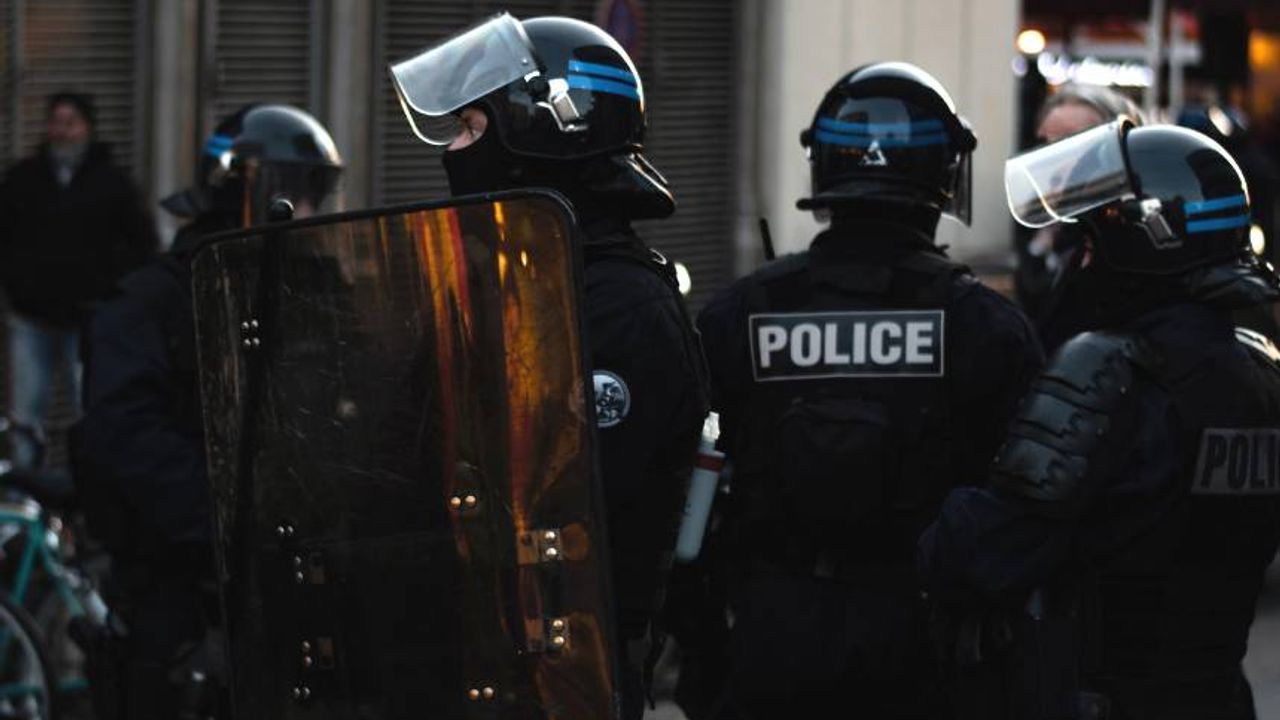 Fransa'da 5 polis Müslüman genci öldürme suçlamasıyla gözaltına alındı