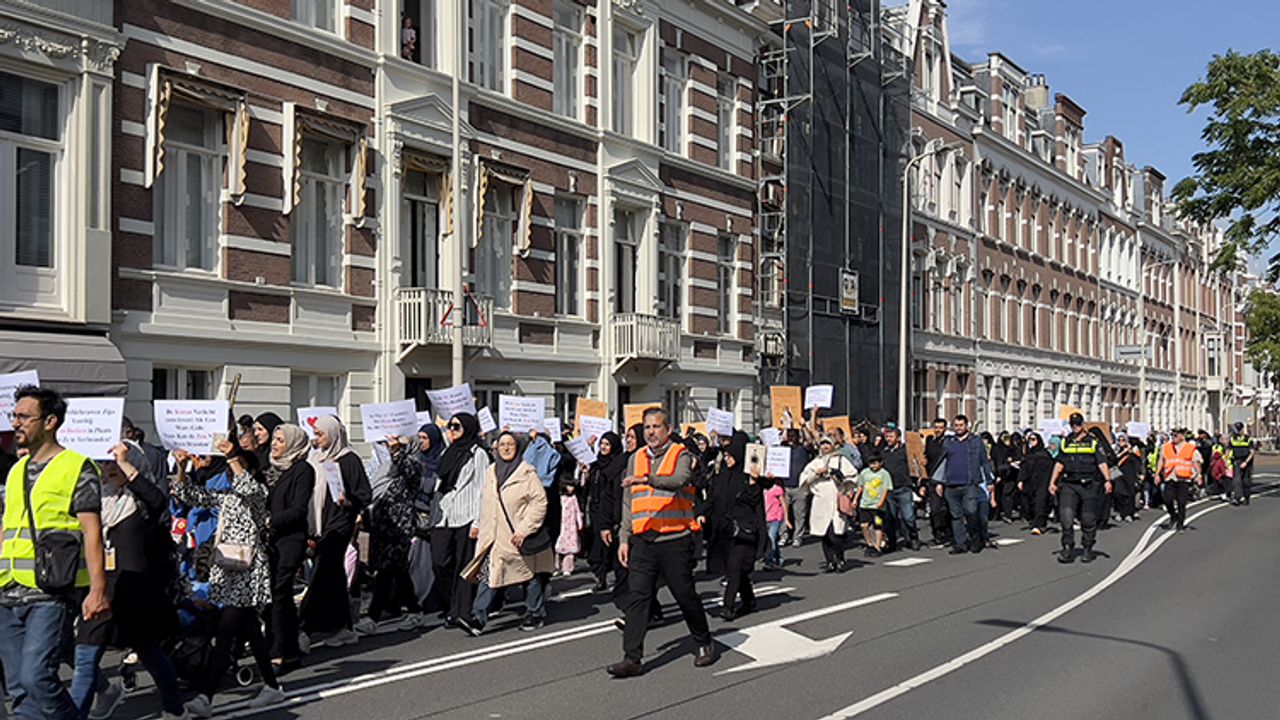 Hollanda’da Kur'an-ı Kerim'e yönelik saldırılar protesto edildi