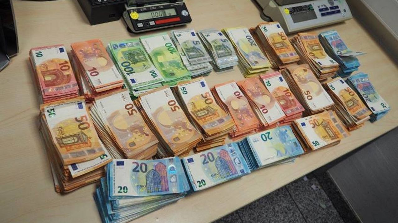 Berlin havaalanında bir yolcu valizindeki 640 bin euro nakitle yakalandı
