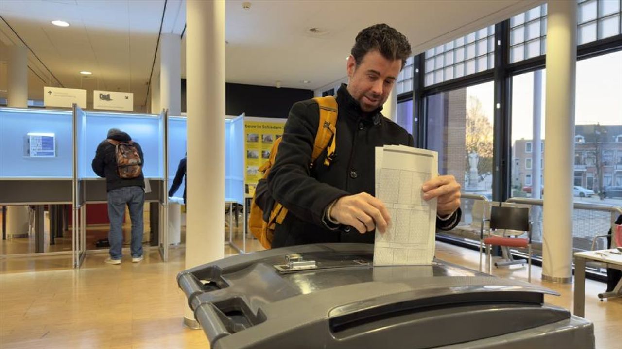 Hollanda'da 42 Türk adayın da yarıştığı seçim için sandıklar açıldı