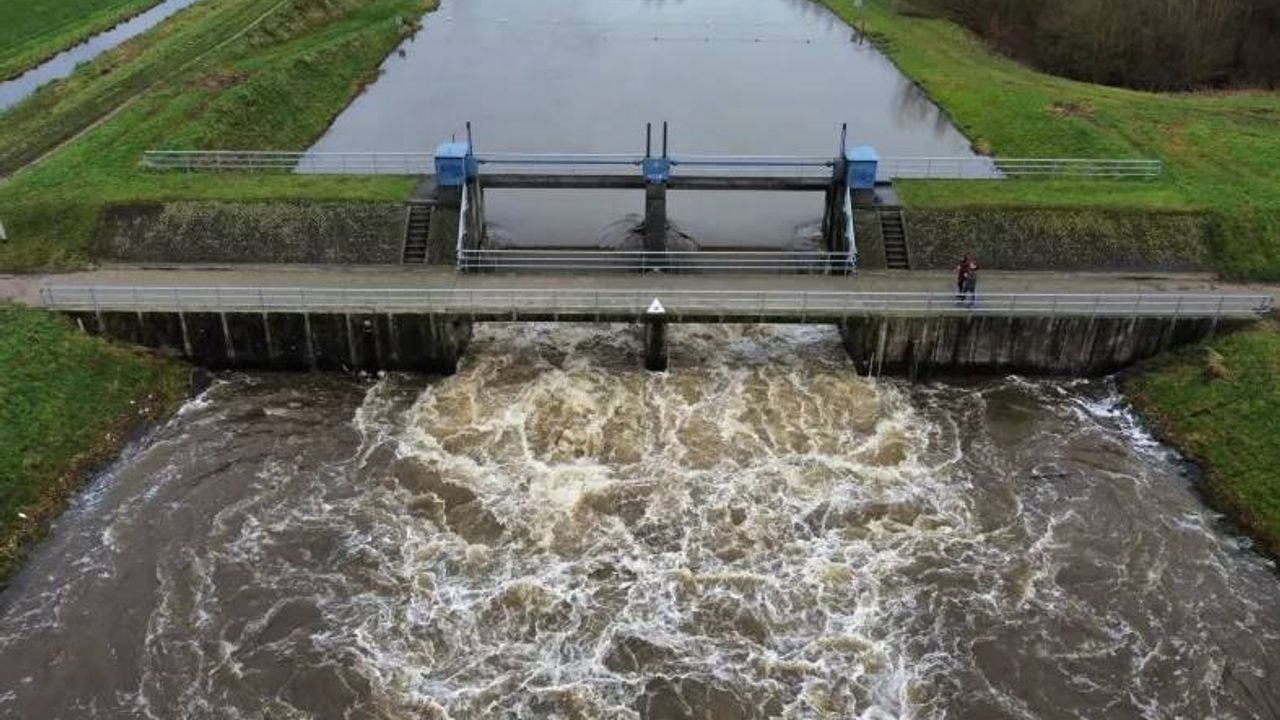 Hollanda ve Almanya’da aşırı yükselen su seviyesi için alarma geçildi