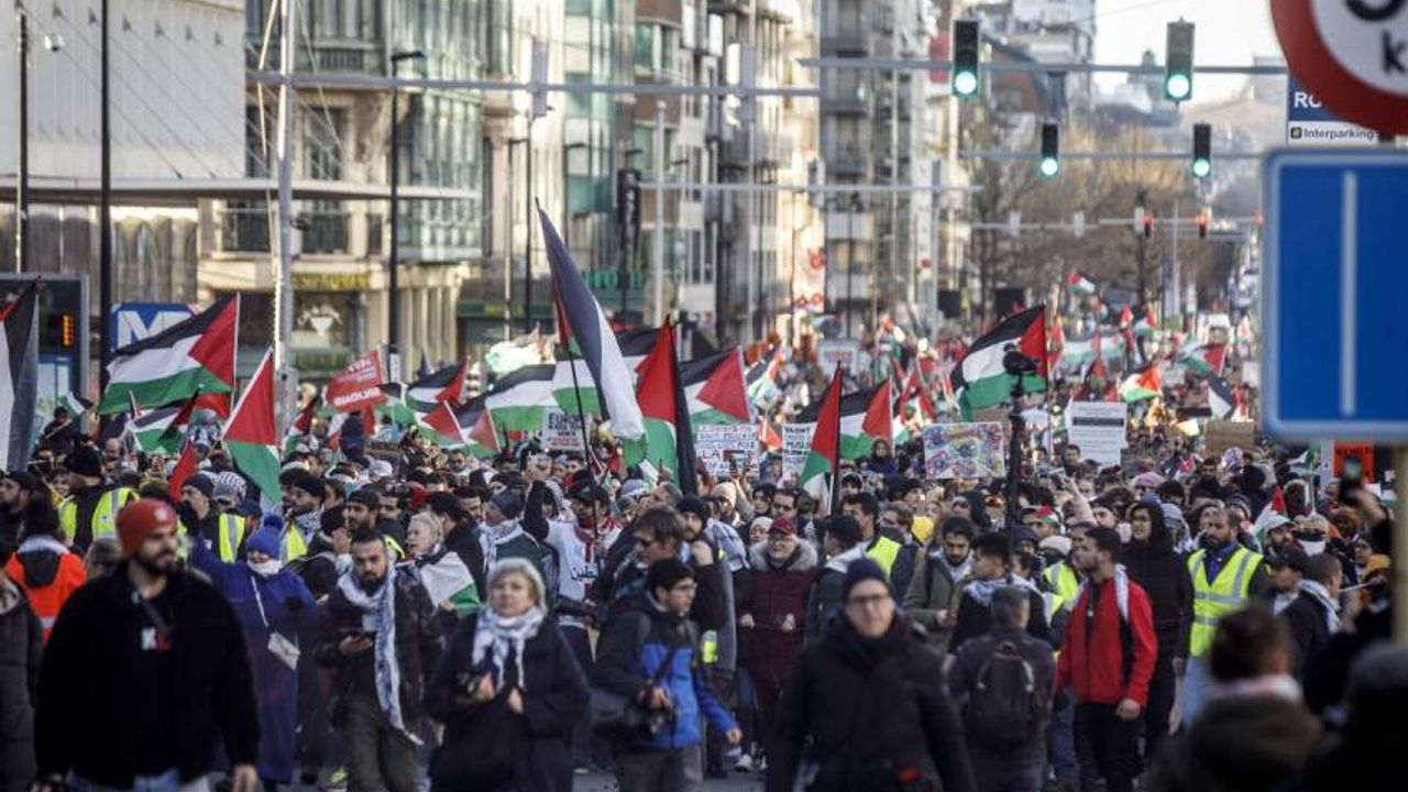 Brüksel’de on binlerce kişi Gazze’de ateşkes için çağrı yaptı