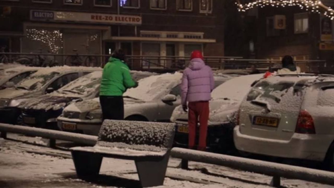 Hollanda beyaza büründü: Karlı ve kaygan yollara dikkat!