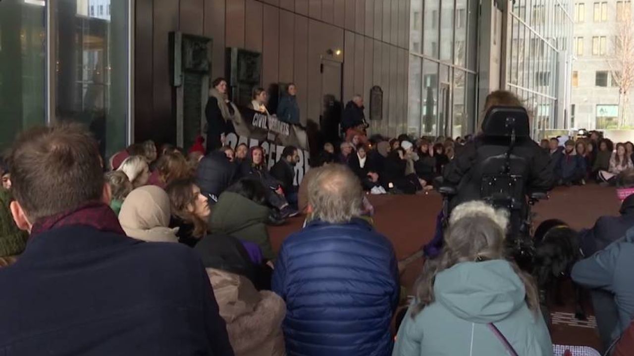 Hollanda'da kamu çalışanlarından Gazze'de ateşkes için oturma eylemi