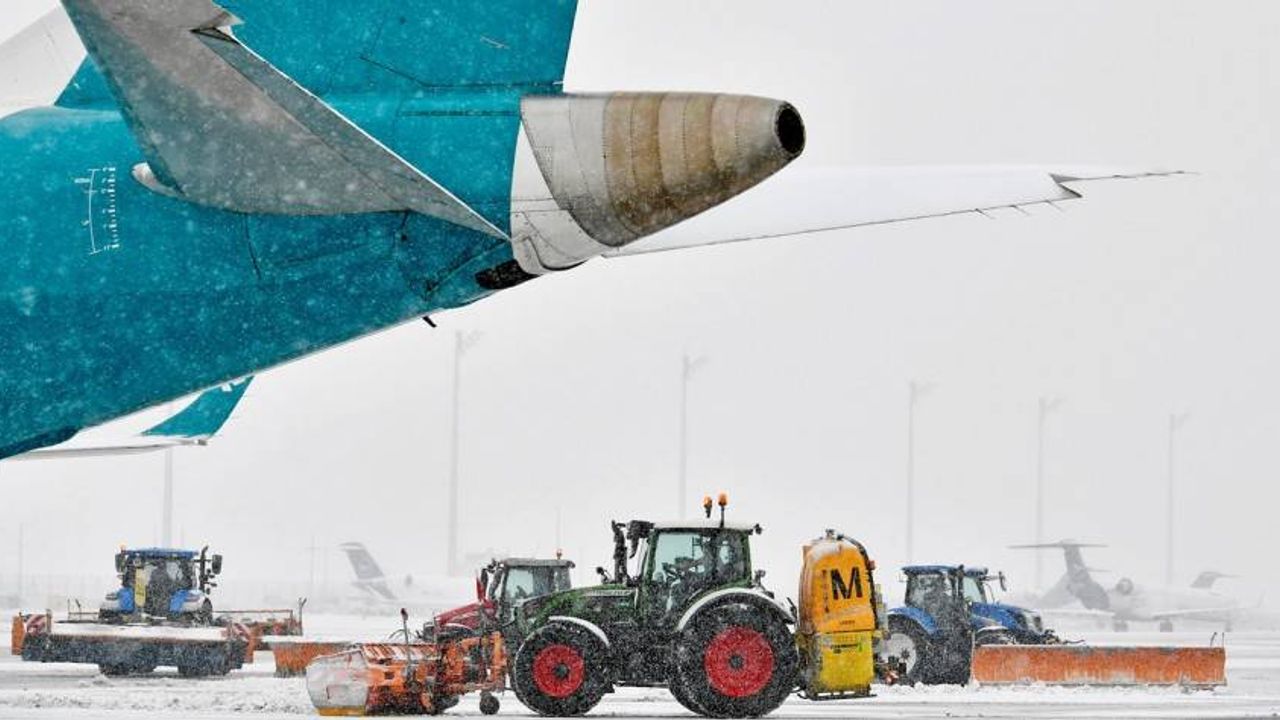 Münih'te yoğun kar yağışı: Binlerce yolcu havalimanında mahsur kaldı