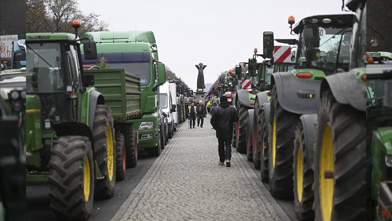 Almanya’da binlerce çiftçi traktörleriyle Pazartesi günü Berlin’de yolları kapatacak